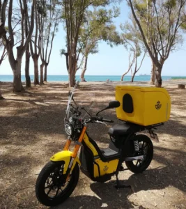 Moto nuuk con cúpula de gran tamaño para proteger inclemencias clima